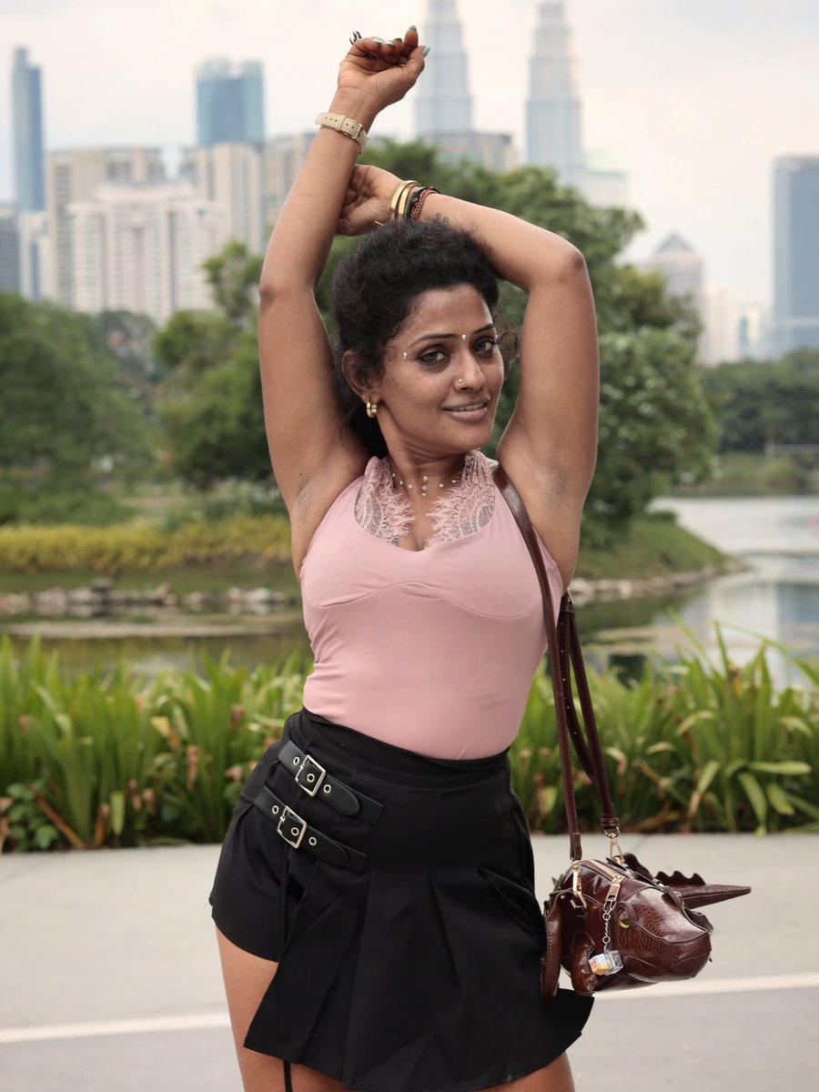 Kaavya_official's tweet photo. Nowadays, many aunties are becoming more glamorous and stylish 🥵🤤 https://t.co/QifHuvbcwE