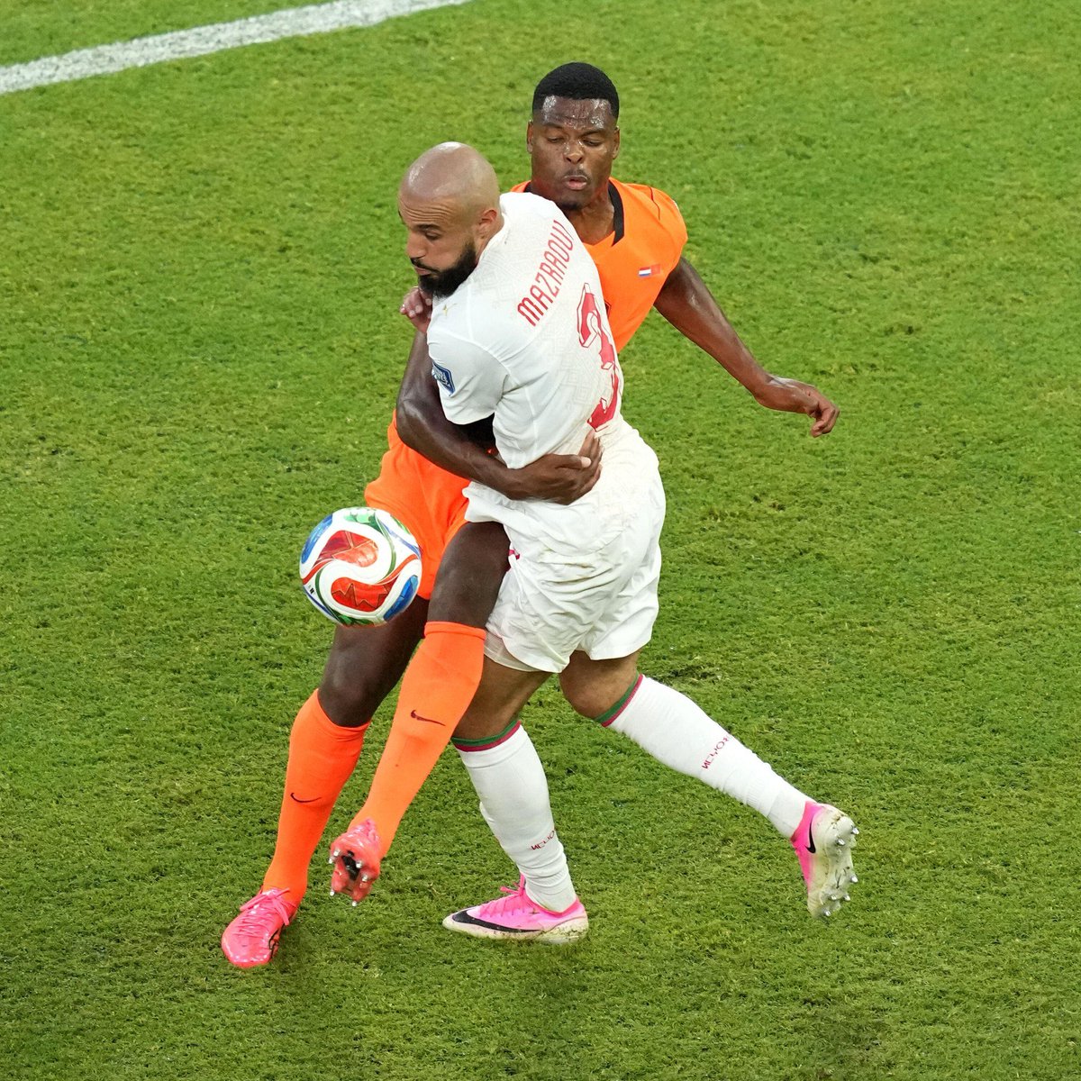 StatmanDave's tweet photo. Noussair Mazraoui’s first half vs. the Netherlands by numbers.

100% ground duels won
86% pass accuracy 
30 touches 
5 passes into the final third 
4 tackles 
3 clearances 
2 carries 
0 fouls 

Outstanding. 👊 https://t.co/4sClw6VScV