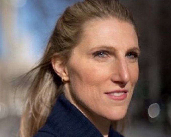LangmanVince's tweet photo. John Kerry's daughter walked into a bar, and the bartender said, "Hey, why the long face?" 🤣 https://t.co/VjTlDWJoOx