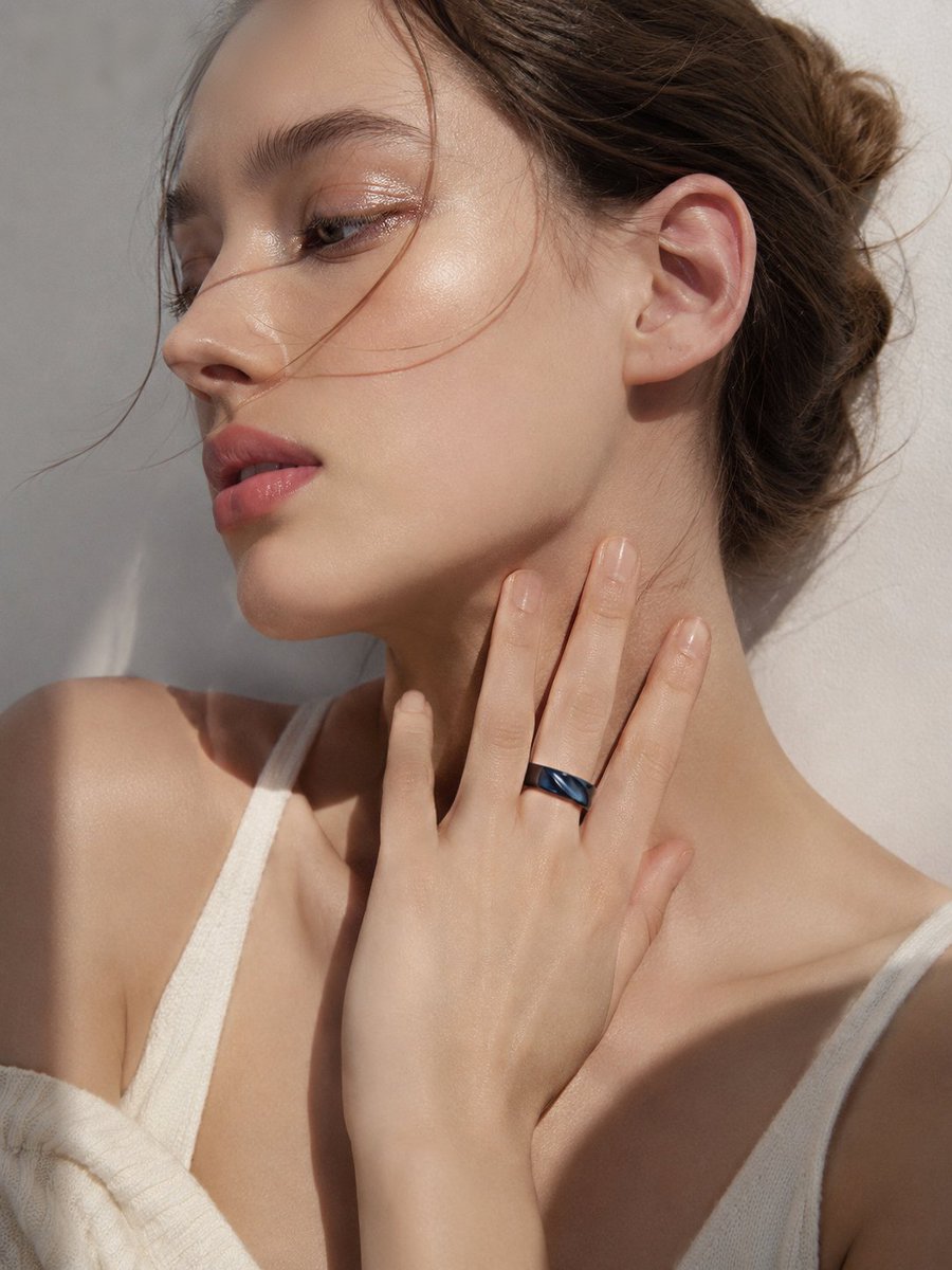 ZiloRing's tweet photo. Half of how you feel never makes it into words.
It shows up somewhere else first — in the breath, in the shoulders, in the small shifts only the body knows about.
#Zilo #ZiloRing #ComBody #SmartRing #WearableTech #HealthTech #EverydayWellness #SummerEssentials #WithYouEmbraceYou https://t.co/2Vv1U3qgX1