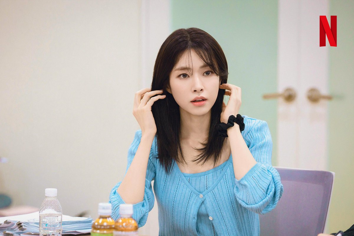 meongnyangju's tweet photo. i was watching the kdrama teach you a lesson and tell me why the actress hayoung reminds me so much of yunah omg? tell me im not the only one seeing it 1/2 https://t.co/gjae1caE3q