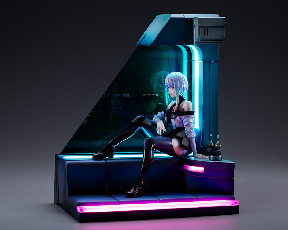 figsoku's tweet photo. 【サイバーパンク:エッジランナーズ】コトブキヤ「ルーシー」フィギュア

・全高30cm近い台座は、USB給電の2色のLEDが組み込まれた豪華仕様!

【予約開始】
価格35,200円（税込）
2027年2月発売予定
https://t.co/AXPA5kkwti
#コトブキヤ #サイバーパンクエッジランナーズ https://t.co/4CxqBk6jq6