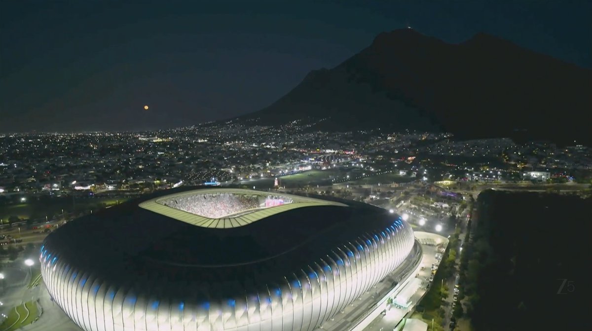 ofootball__'s tweet photo. Monterrey Stadium looks stunning at night. 🌃 https://t.co/0fGRKEgUO7