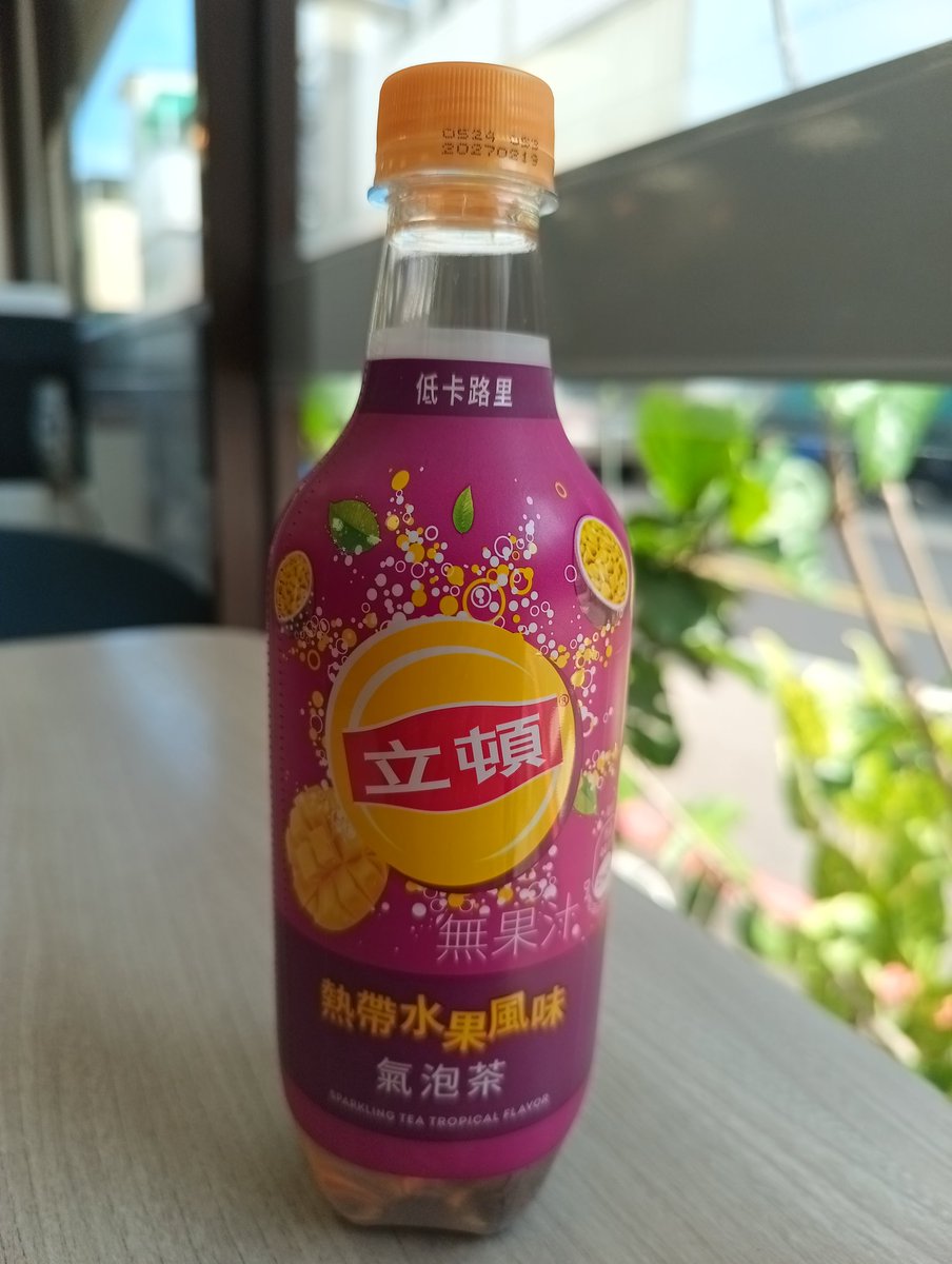 Made_by_Allen's tweet photo. ［汽水飲評］立頓熱帶水果風味氣泡茶
氣味主要是百香果味和茶味，味道整體是酸味帶一些甜菊的甜味。 https://t.co/6xjbwceqAd