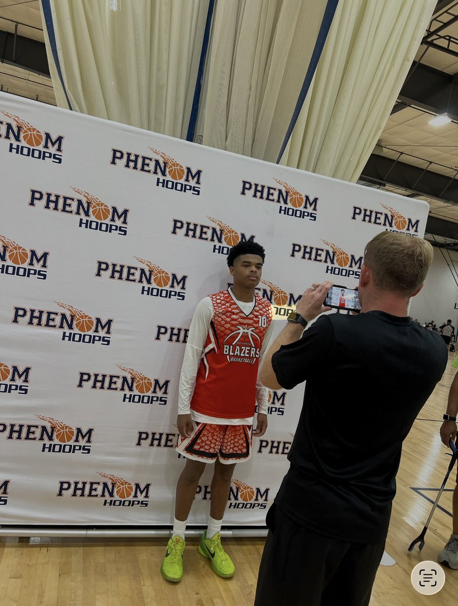 crys55700's tweet photo. 6FT Shooting Guard, Swift and Smooth with Every Touch! SC Finest! @Chris_shifty10 https://t.co/XiXrzHlYgJ
