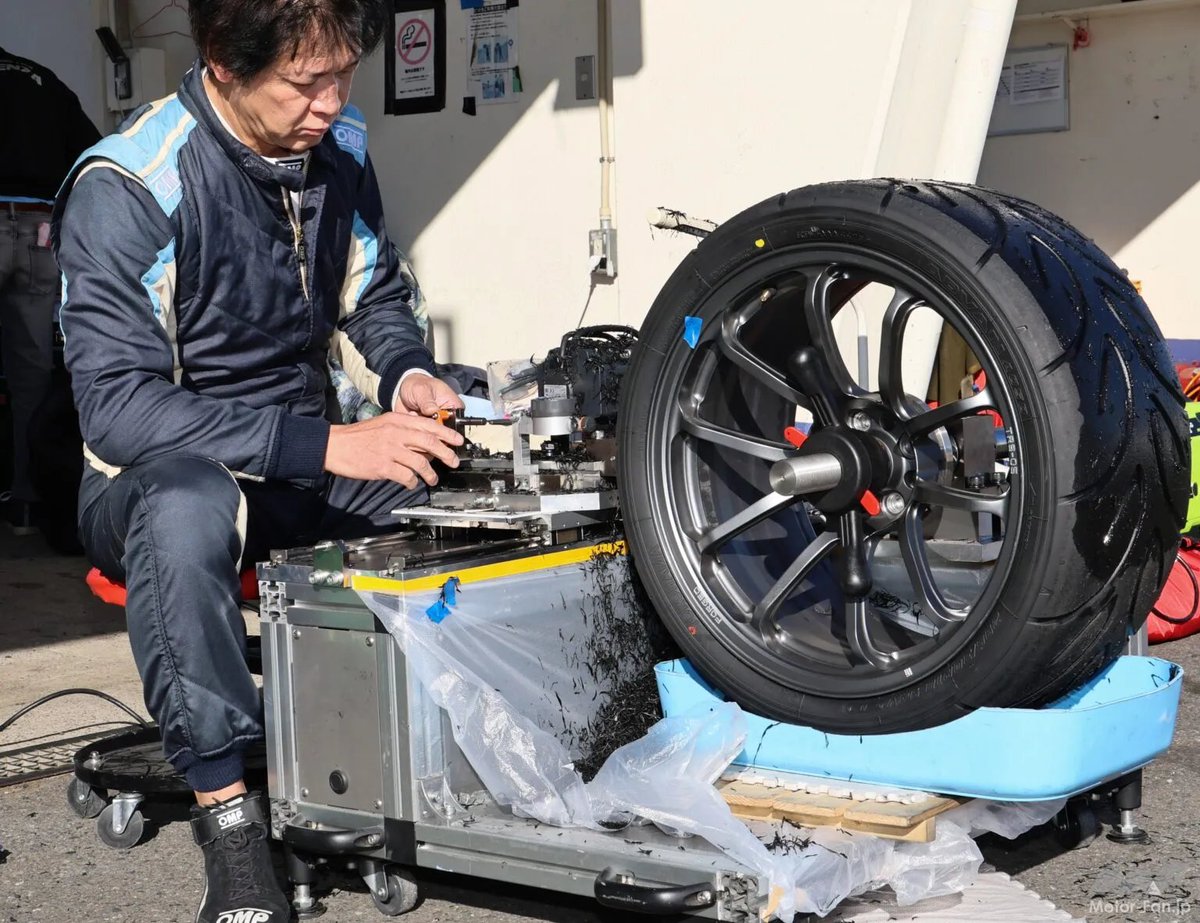 REVSPEED_ch's tweet photo. そこが知りたい！ タイヤ削りの効果 代表自ら筑波スーパーバトルで検証
https://t.co/gOIueXtngs
#REVSPEED #レブスピード https://t.co/HPSq5PP9TV
