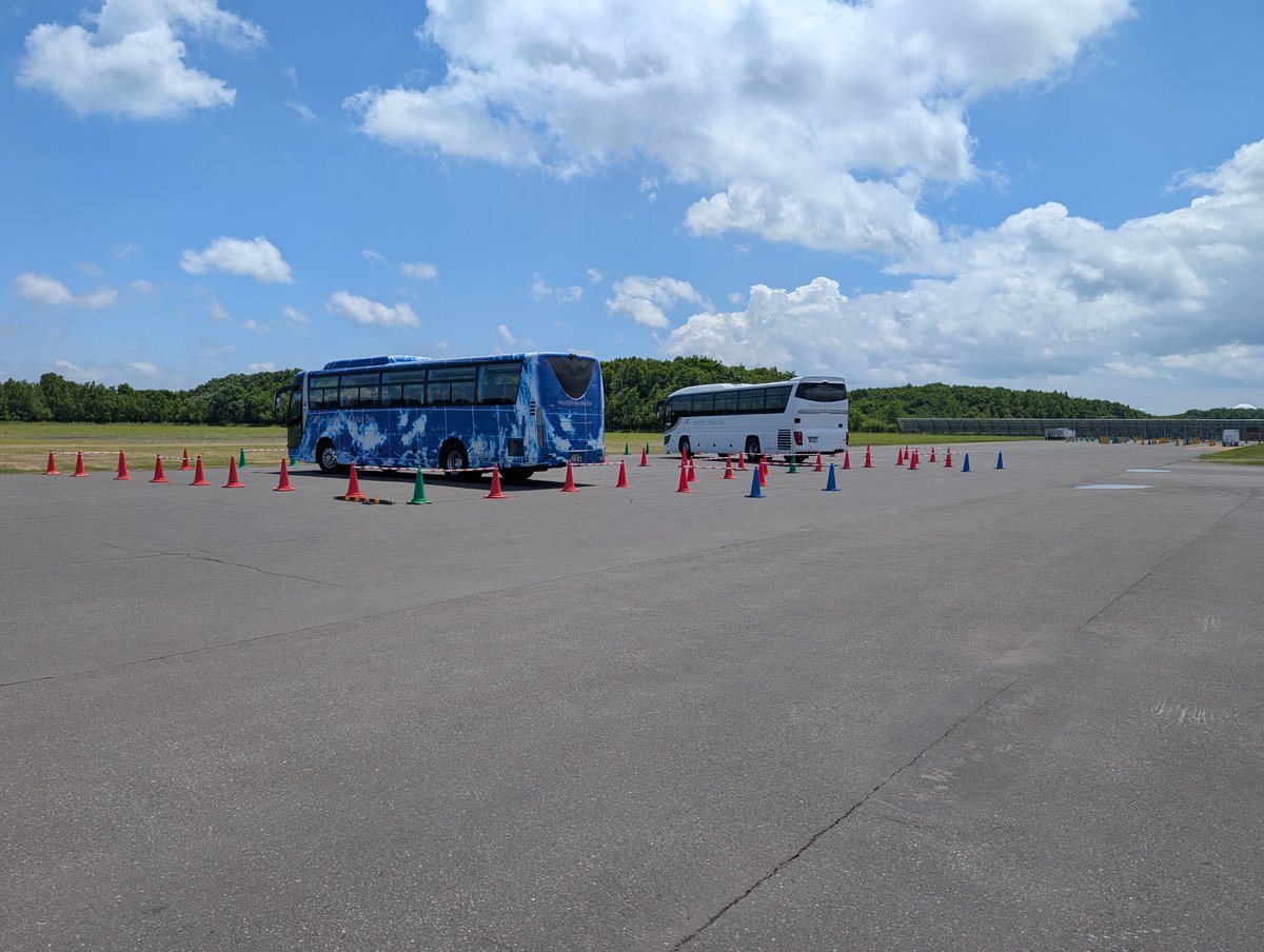 SapporoKankoBus's tweet photo. 先日27日(土)に実施した #大型バス運転体験ツアー のようす🚌今回は初めての千歳開催に、初めてのダブルたこつぼと初めて尽くし🎉さらに運転用バスも観光バスに加えて研修車、三方車と計4台を用意し史上最高台数で実施🤩心ゆくまで運転を楽しんでいただきました👍 https://t.co/MfPPqTxjXe