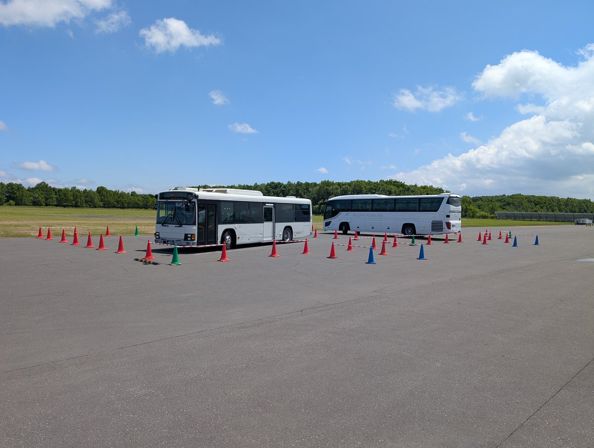 SapporoKankoBus's tweet photo. 先日27日(土)に実施した #大型バス運転体験ツアー のようす🚌今回は初めての千歳開催に、初めてのダブルたこつぼと初めて尽くし🎉さらに運転用バスも観光バスに加えて研修車、三方車と計4台を用意し史上最高台数で実施🤩心ゆくまで運転を楽しんでいただきました👍 https://t.co/MfPPqTxjXe