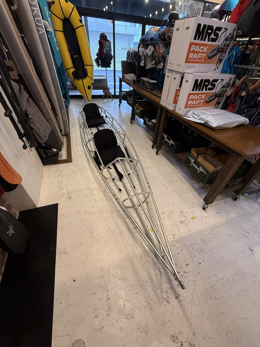 you_suzuki's tweet photo. ALPINA2のシート取り付け方法が今のモデルから改良されたようで船体布にも固定する方式に変更されているんだが、正しい取り付け方法がわからない。(笑)
YouTubeに組み立て動画はたくさんあるんだが、2年前とか4年前とか古い動画ばっかりで全くアテにならない…
微妙に困った。(笑) https://t.co/qjnpYZwHps
