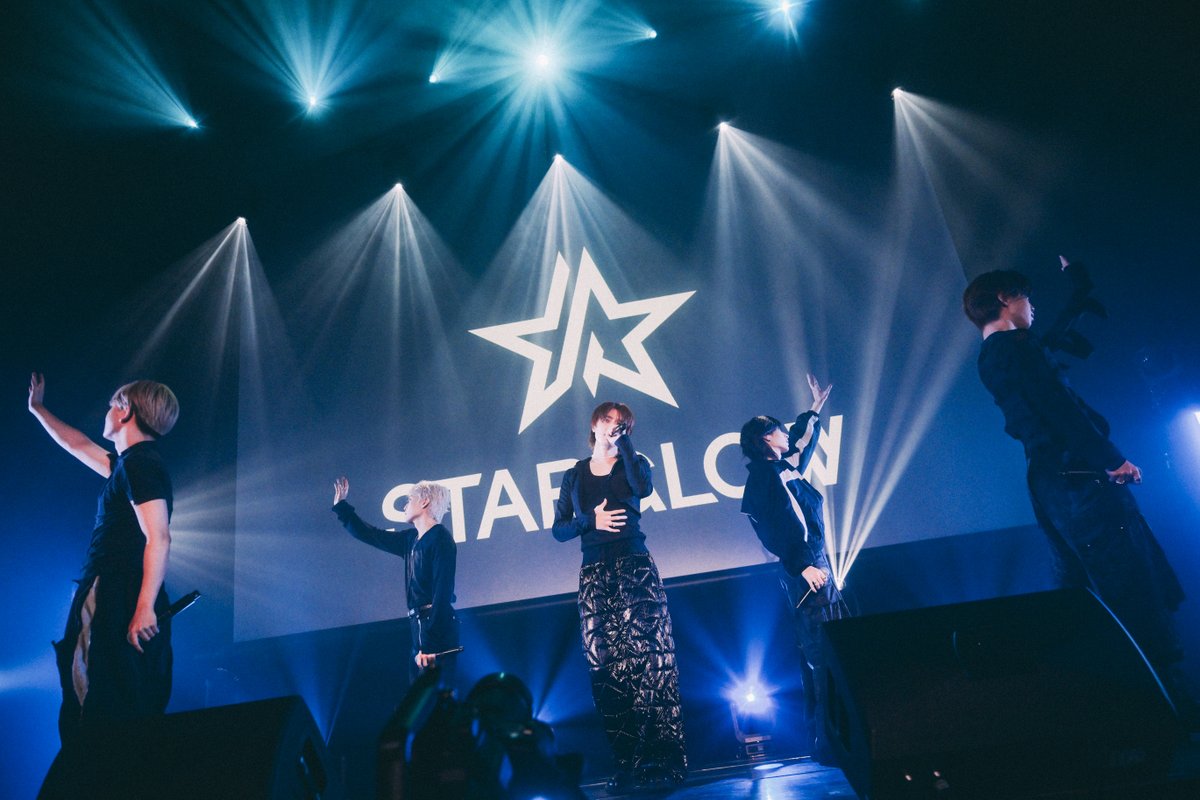 oricon's tweet photo. BMSG“第二創業期”突入宣言
SKY-HI、2030年までフェス海外開催が目標
⠀
STARGLOWらが圧巻のステージ【レポ】
https://t.co/gPMKCzlAHt
⠀
ほか所属アーティスト向けの資産形成支援制度の導入、ランダム封入特典の廃止や紙ジャケット化でファンの負担や環境負荷の軽減を目指す姿勢を示した。 https://t.co/1I8tDhEfHO