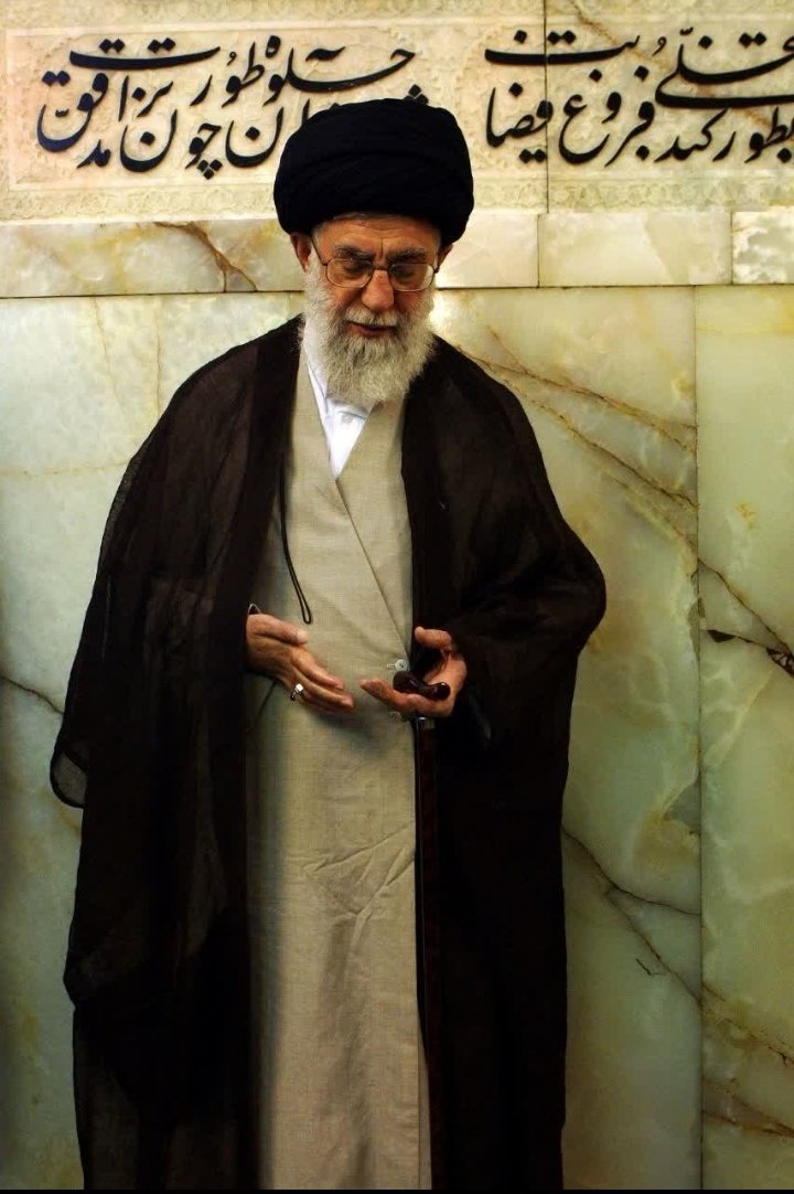 Fateme394860's tweet photo. امام خامنه ای با عمر با برکت و شهادت با برکت خود دست ملت ایران را پر کرد و کاری کرد که دشمنان در مقابل ایران زانو بزنند
او با درس های از امام حسین علیه السلام درس شجاعت، بصیرت، مجاهدت در راه خدا و.. برای رسیدن به قله به ما دادند.

#باید_برخاست
#ایرانی_ترین_ایرانی https://t.co/K2ZNw2trDc