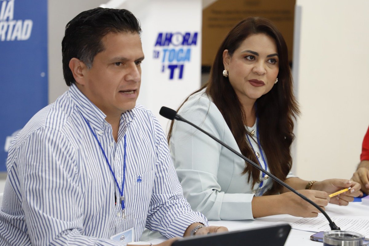 PAN_Jalisco's tweet photo. Con el objetivo de informar sobre las acciones estratégicas del PAN Jalisco, esta tarde se realizaron en nuestra sede estatal, la Sesión de integrantes del Comité Estatal y de la Comisión Permanente.

Además, se nombró a Don Jorge Urdapilleta Nuñez, quien tomó protesta como Secretario de Acción en Plenitud.

Seguimos trabajando para presentarle a los jaliscienses un partido unido y competitivo en el próximo proceso electoral 2027.

#PatriaFamiliaYLibertad