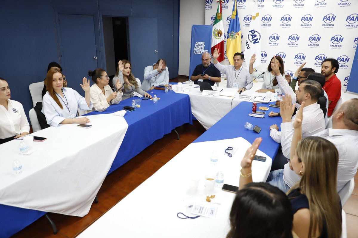 PAN_Jalisco's tweet photo. Con el objetivo de informar sobre las acciones estratégicas del PAN Jalisco, esta tarde se realizaron en nuestra sede estatal, la Sesión de integrantes del Comité Estatal y de la Comisión Permanente.

Además, se nombró a Don Jorge Urdapilleta Nuñez, quien tomó protesta como Secretario de Acción en Plenitud.

Seguimos trabajando para presentarle a los jaliscienses un partido unido y competitivo en el próximo proceso electoral 2027.

#PatriaFamiliaYLibertad