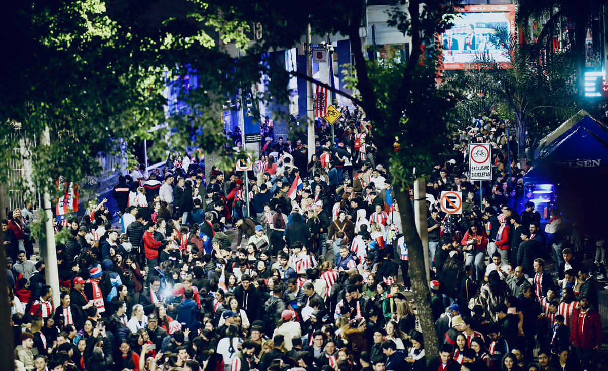 SantiPenap's tweet photo. Juntos, paso a paso, demostramos lo que es la verdadera garra guaraní. ¡VAMOS, ALBIRROJA! 🇵🇾 https://t.co/PsYl9PvnhY