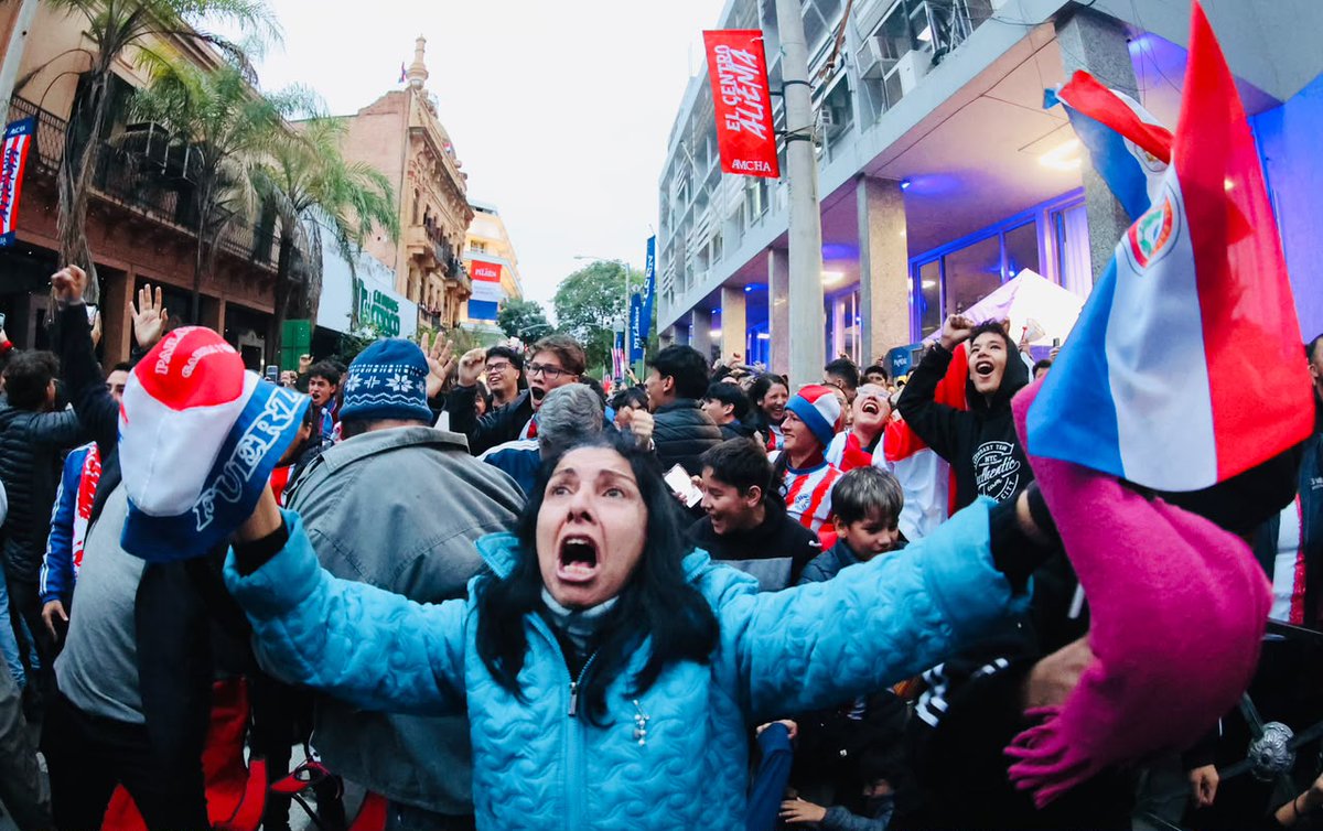SantiPenap's tweet photo. Juntos, paso a paso, demostramos lo que es la verdadera garra guaraní. ¡VAMOS, ALBIRROJA! 🇵🇾 https://t.co/PsYl9PvnhY