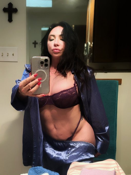 SexyBuffBabe - 2 pic. https://t.co/dbKGJdRu3F Strong MILF is taking a well-earned break… but don’t get comfortable. My thickness, power, and presence don’t take days off and neither should you muscle gooner! https://t.co/u9SoVkRvHu