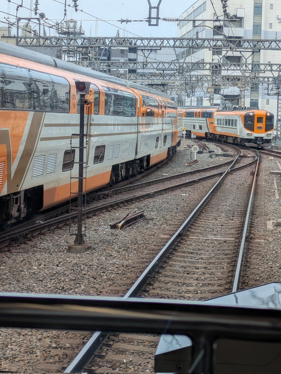 NOWxYOUNG's tweet photo. 6/30(火)
近鉄京都線脱線事故
影響で運転を見合わせていた京都-大和西大寺間
運転再開👷←早速乗車
複雑な分岐と急カーブ
保線の皆様お疲れさまです🦺 https://t.co/i96zlolADR