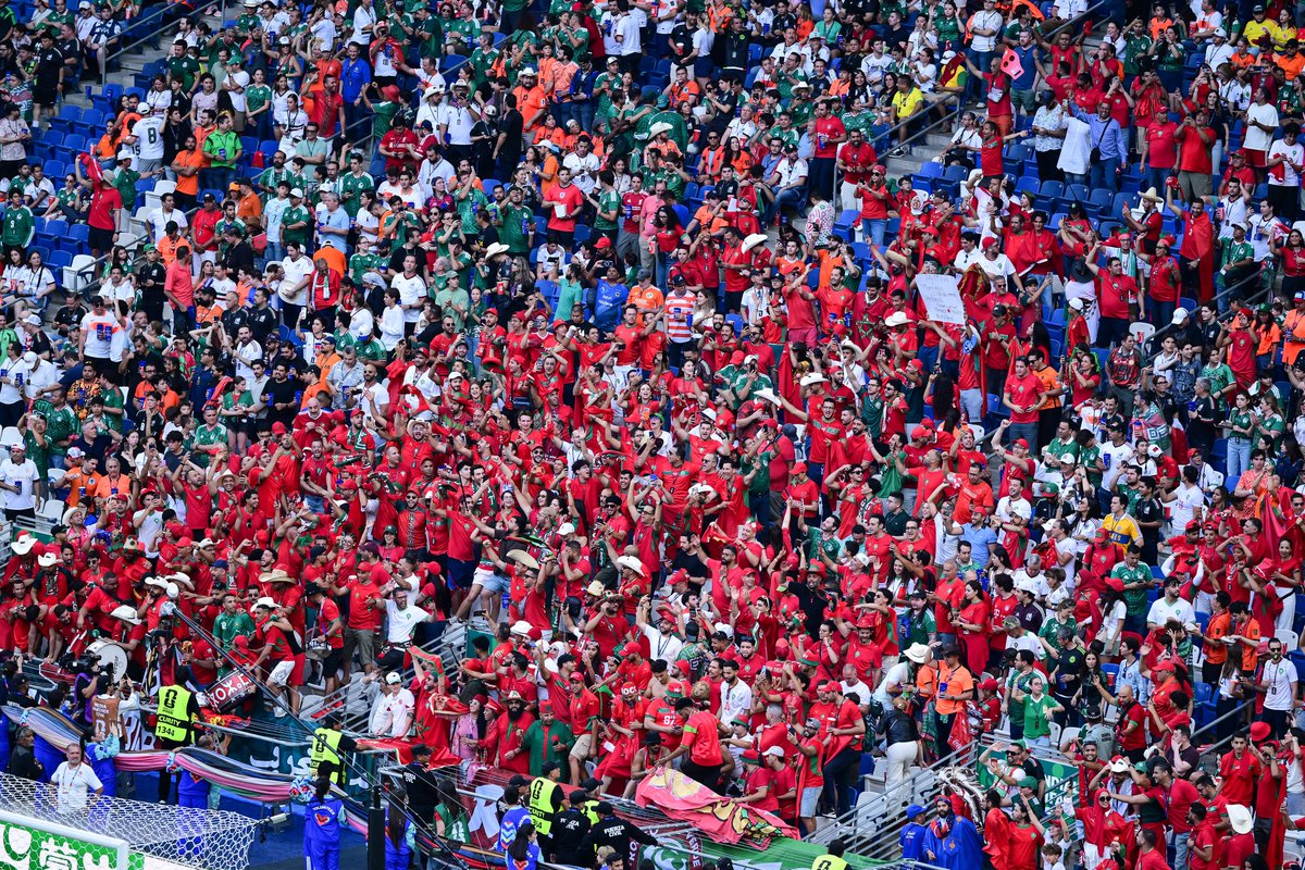 SomosRayados's tweet photo. La realidad es que hay demasiado afición de Marruecos 🇲🇦 en el Estadio Monterrey; y de Países Bajos 🇳🇱 son casi puros mexicanos…

Toda esa mamadita política quedó exhibida con el desfile en Fundidora en donde se vio una gran cantidad de acarreados. Bastante lamentable por cierto.

La gente en general subestimó a la afición marroquí, esos weyes son igual de barra bravas que algunos sudamericanos o ultras de Europa. 

RESPETO TOTAL.