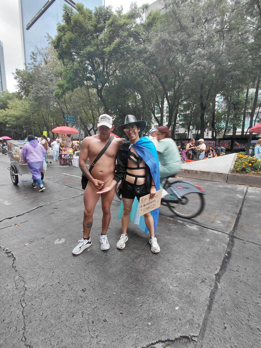 BuscoVaqueros02's tweet photo. Uuuuf, y si que la tenia bien parada 🔥😈🍆 https://t.co/H470FWHO5E