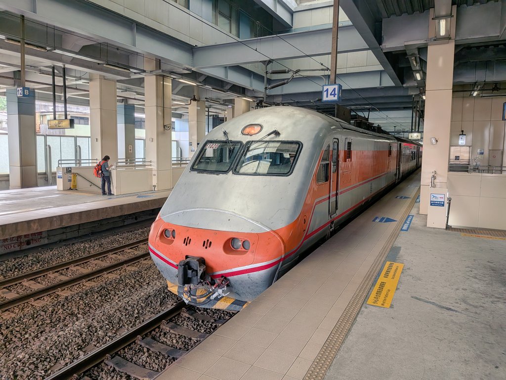 dragon11qq's tweet photo. さようなら台湾鉄路E1000型電気機関車。
本日、6月30日でPP自強号の定期運用を終えます。
残る客車が永く活躍できますように。
#推拉式自強號 https://t.co/wXOmThmZoy