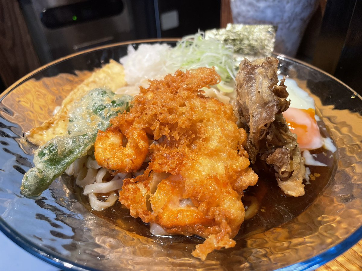 share_rest's tweet photo. 本マグロ鮨が
旨かったラーメン屋

今度は天ぷらです

和食職人が作る新作は
「天ぷら冷やもり中華そば」。　

ごろごろ海老のかき揚げに野菜天3種
ラーメン屋の常識まで、カラッと揚げていました🍜

https://t.co/MrUTcW5Dii https://t.co/w7D3iuaN1a