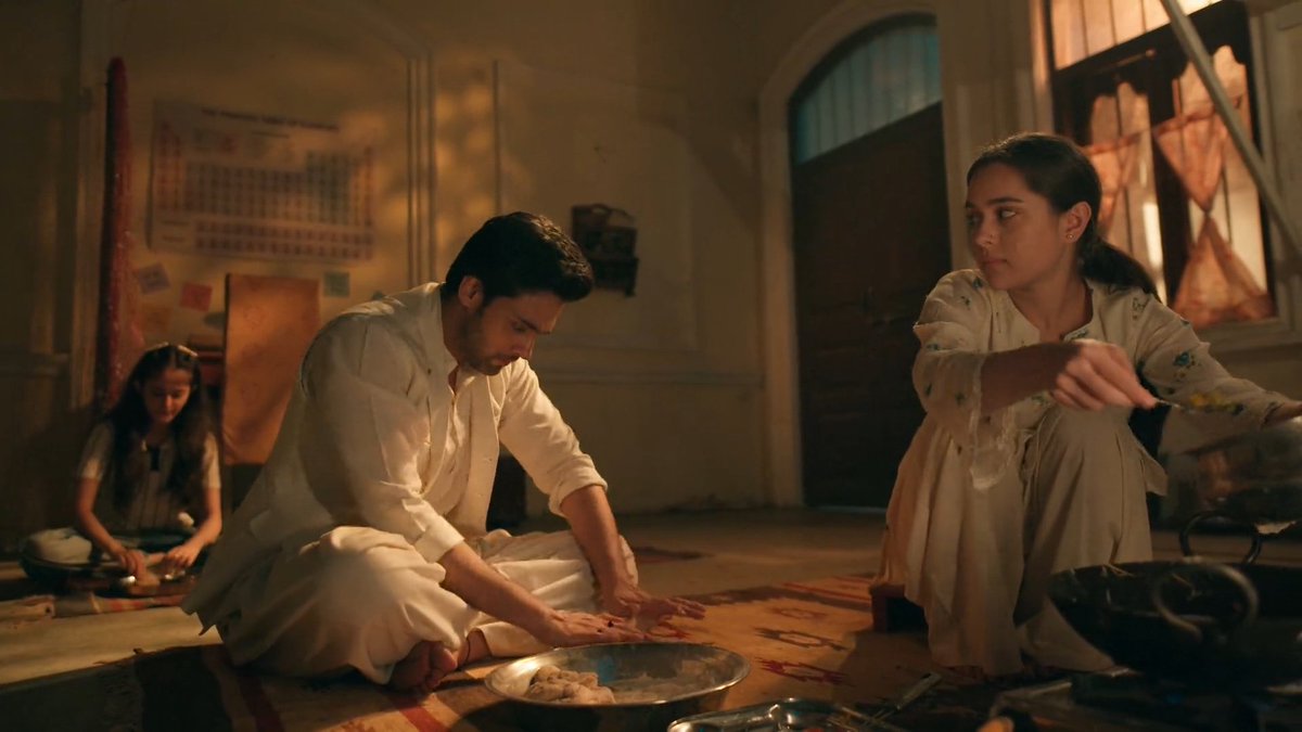 Itsurgurl_AS's tweet photo. This is THE moment. 😭🤚🏼

Mr. Mufti-e-Seher is out here making rotis because his wife (who's basically his best friend) wants. He's so unbelievably adorable.

One thing about him, he has absolutely no ego when it comes to Seher. 🥹

[#seherhonekohai #maher ] https://t.co/1NOuidFUD5