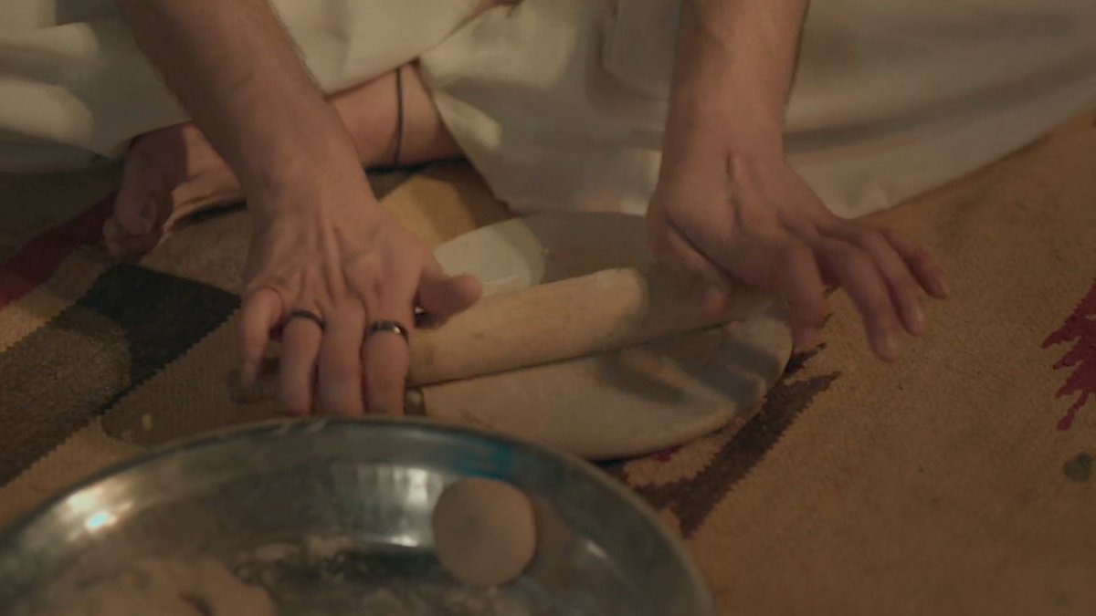 Itsurgurl_AS's tweet photo. This is THE moment. 😭🤚🏼

Mr. Mufti-e-Seher is out here making rotis because his wife (who's basically his best friend) wants. He's so unbelievably adorable.

One thing about him, he has absolutely no ego when it comes to Seher. 🥹

[#seherhonekohai #maher ] https://t.co/1NOuidFUD5