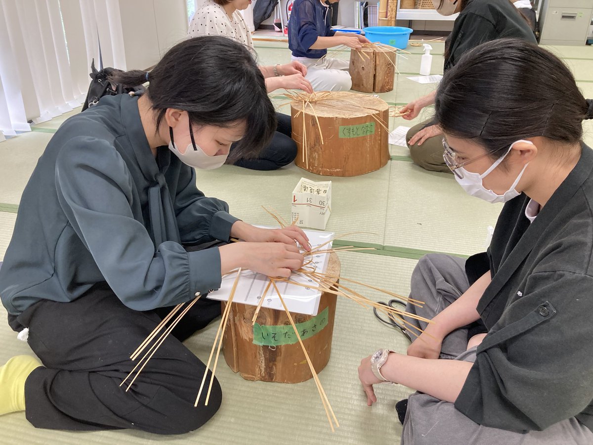 _task_official's tweet photo. 6月29日（月）
京都府立高等学校美術・工芸教育研究会のワークショップを実施しました。

京都府内高等学校の美術・工芸教員7名に来校いただき、竹工芸の「編組」を体験していただきました。

伝統工芸に触れることの楽しさを、ぜひとも高等学校の生徒に共有していただけたらと思います。

ありがとうございました！

by K.A
#task
#taskkogei
#京都伝統工芸大学校
#竹工芸
#編組