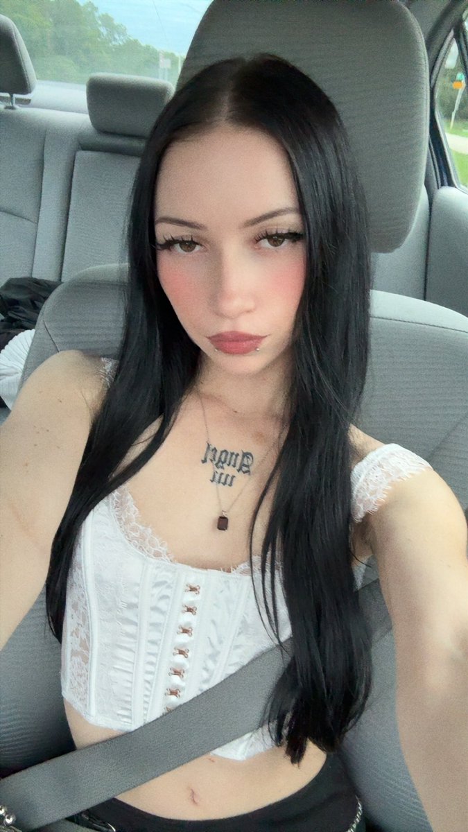 pokevilu's tweet photo. Follow me on insta https://t.co/yoAwVUR1Y2

#alt #goth #blackhair https://t.co/8m62TBb8Kb