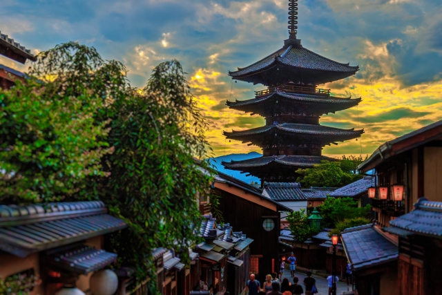 Explo_Kyoto2026's tweet photo. Sunset in Higashiyama — the sky turns gold and townhouses cast long shadows. Stay at a cozy Kyoto townhouse: https://t.co/RITD2hf6PR   #kyoto #japantrip #discoverJapan #beautifuljapan #JapanLovers https://t.co/mGdJ9l3qYG