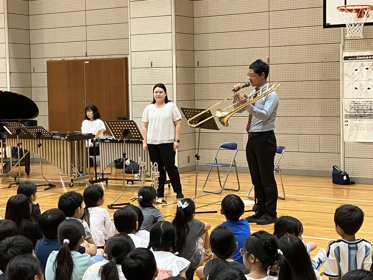 onarimones's tweet photo. 音楽鑑賞教室
音楽講師の先生を招聘して全学年で『音楽鑑賞教室』を実施しました。
トランペットやトロンボーンを演奏するのを聴いてどんな感じか聴き分けました。
また、リコーダーの吹き方を教えていただき、注意点に気をつけながら吹きました。
写真は3.４年生の様子です。 https://t.co/u70IL0WMww