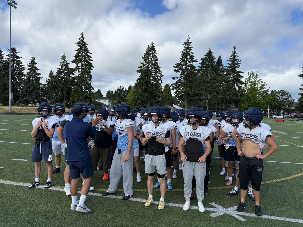 RiggsHoll47's tweet photo. What a month of June. Traveled all around the West for great camps while practicing in full pads for 20+ practices with the team.  Heading into Fall camp as starting LB, LS.  Rubio Top 12 soon!
@TheChrisRubio #toetheline @GP_Recruiting @jeffscoma @GHTIDESFB https://t.co/WJj0V7zBbJ