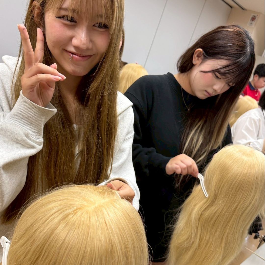kouei_3day's tweet photo. #甲英高校
今年度より #3dayコース の #総合的な探究の時間 は大学や専門学校のプロ講師をお招きし進路をリアルに考える特別な授業を取り組んでおります。
今回は「美容/ファッション」分野を紹介！
#大阪ビューティーアート専門学校 の先生よりヘアアレンジ等をご指導いただいております https://t.co/frwiQEx89Q