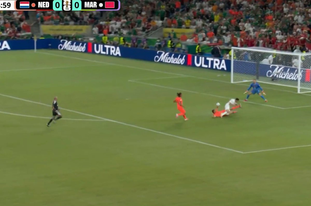 TouchlineX's tweet photo. 📸 - VAN DE VEN INSANE TACKLE TO STOP HAKIM!

THE ART OF DEFENDING. https://t.co/kwvO6tD2hk