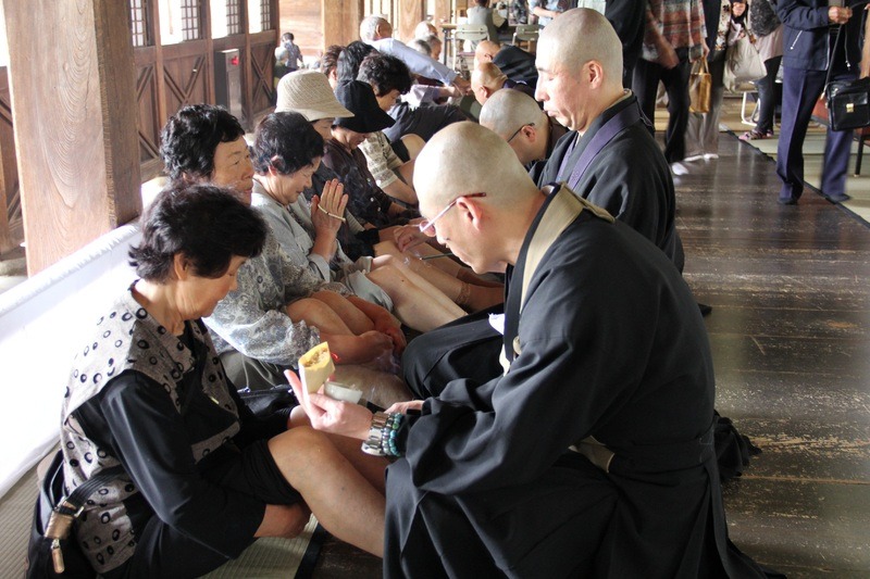 takaoka_k_net's tweet photo. 【本日開催：国宝瑞龍寺「一つやいと」】
修行の疲れを癒すために、約250年前から続いているやいと（お灸）。毎年、無病息災を祈願して多くの人が訪れます。
日程：2026年7月1日（水）
場所：国宝瑞龍寺（高岡市関本町35）
料金：500円（全身灸は1,500円）
詳細はこちら：
https://t.co/ZpYHxQwWyr https://t.co/Av5GCJ2vD0