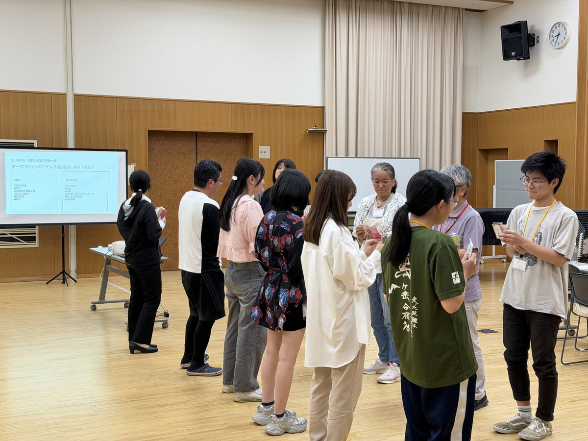 toyocul's tweet photo. 【とよた演劇ファクトリー、楽しく活動中🎵】

とよた演劇ファクトリー開講から約1か月。現在、受講生は演技・演出の基礎について、ワークショップを交えながら学んでいます。

先日6/24には「なりかわり標本会議」を実施しました。カードで引いた役割（職業や属性）になりきって会議に参加するという、ユニークなワークショップです😊今回のテーマは、AIにより天職を診断し、適職に就けば優遇を受けられる「マイワーク制度」の導入賛否についてです👀

医師、和菓子職人、野球選手、さらには妖精（!?）まで、受講生に与えられた役割は実に様々。「自分がこの立場だったらどう考えるか」を想像しながら、白熱した議論が行われました🎤
今回養った「想像力」は、演劇づくりの土台となる力でもあります。ぜひ今後に生かしてもらえればと思います❣

(文化事業課Y.N)

#豊田市
#演劇
#とよた演劇ファクトリー
#なりかわり標本会議