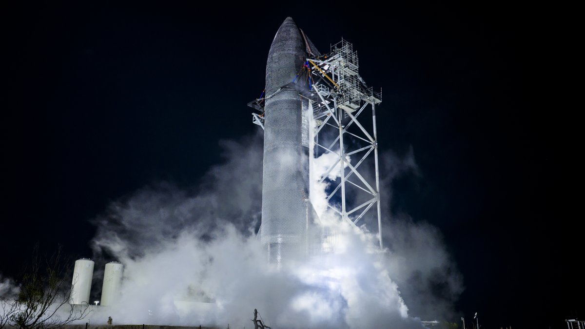 Flight5Booster's tweet photo. hi guys did i miss much-

OH MY GOD 

S41 is out for Cryo

B20 will be heading for static fire on pad 2 soon

S40 conducted a single engine test https://t.co/N4BhgngnWZ