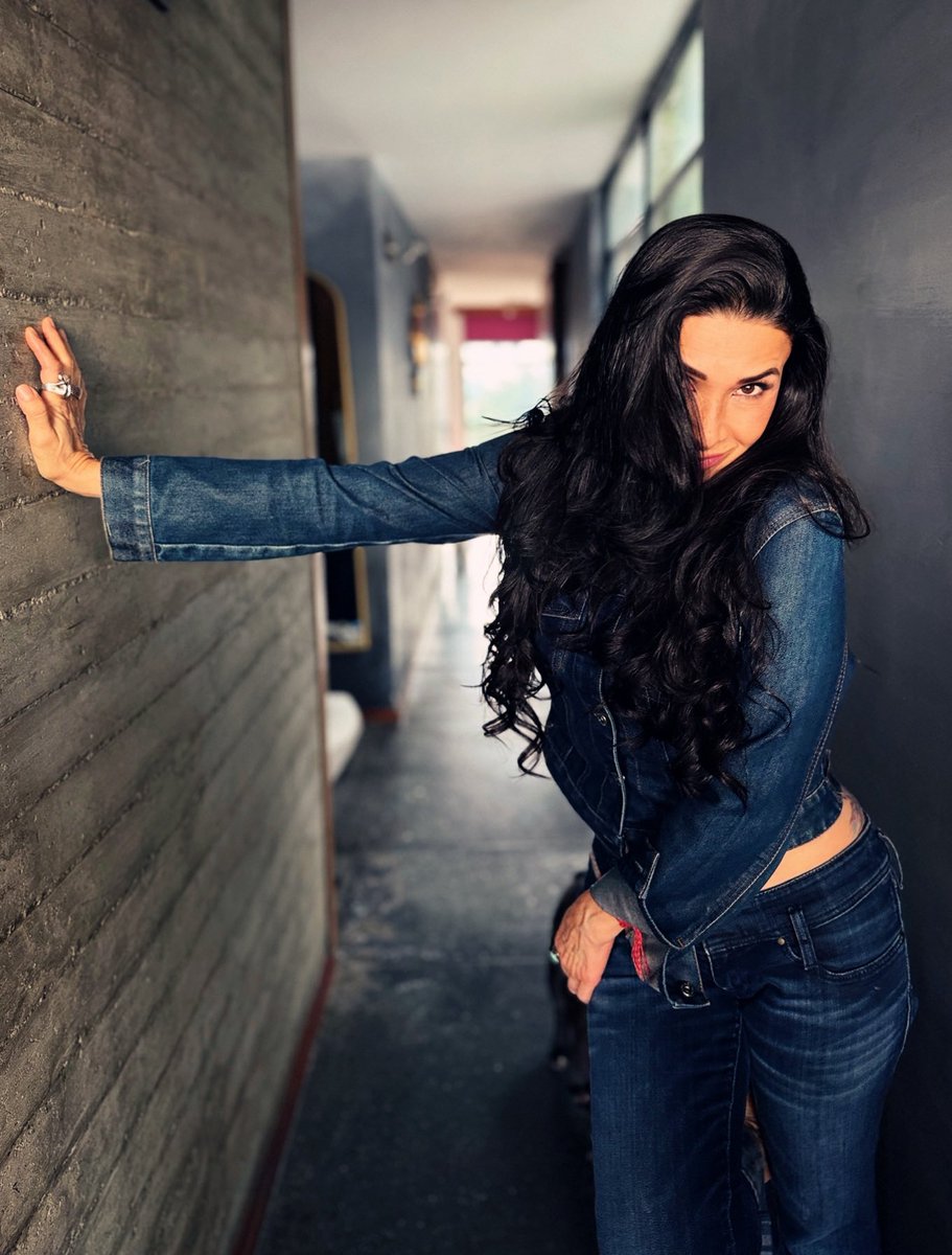 DalilahPolanco's tweet photo. Ni me estoy escapando, ni me estoy quedando😏Ando exactamente donde quiero estar 🤩😌

#ChingazoDeBesos 💜 #ChingazoDeAmor https://t.co/ayEygK50P7