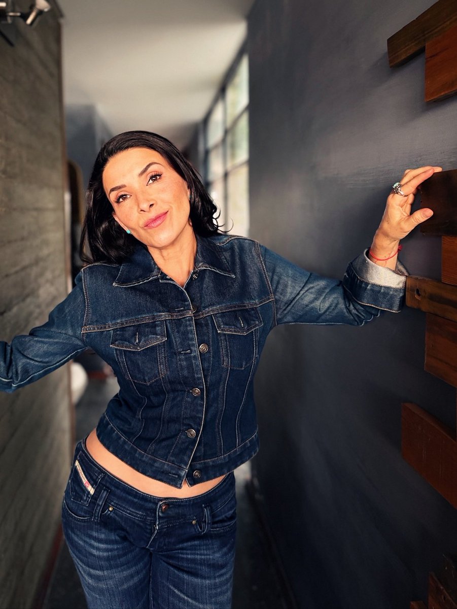 DalilahPolanco's tweet photo. Ni me estoy escapando, ni me estoy quedando😏Ando exactamente donde quiero estar 🤩😌

#ChingazoDeBesos 💜 #ChingazoDeAmor https://t.co/ayEygK50P7
