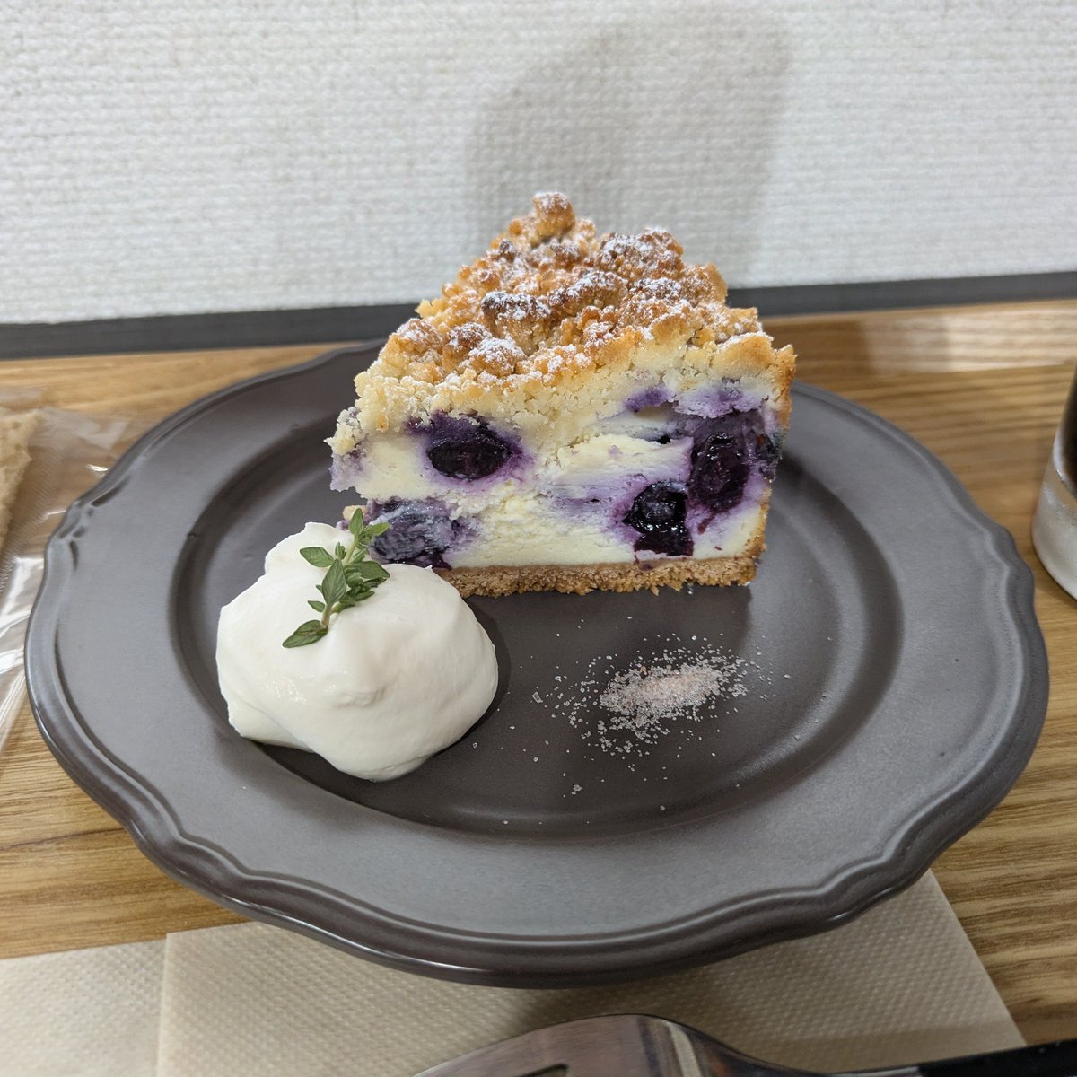 al_trpg_cat's tweet photo. 今日はブルーベリークランブルチーズケーキ🎶 https://t.co/rff2Eq1vlH