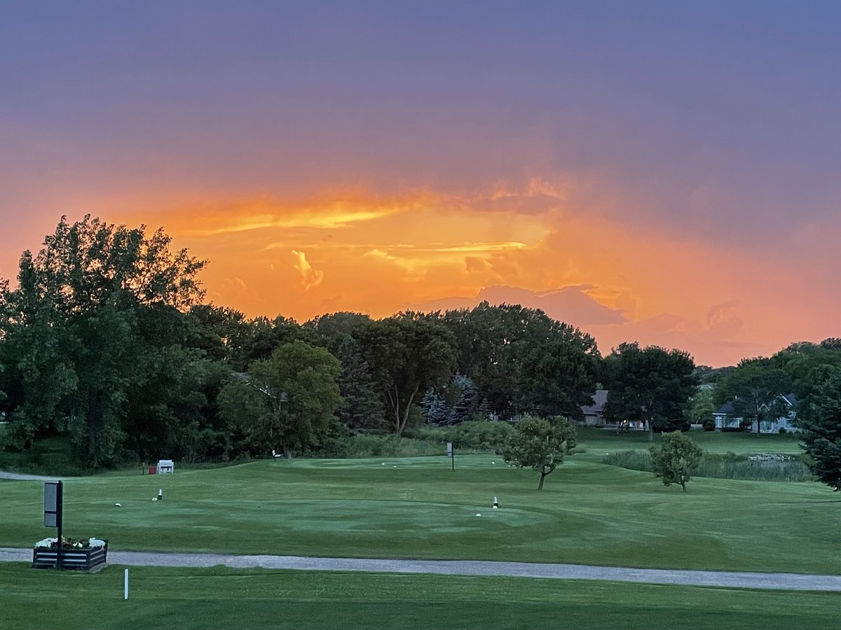 CraigBNilsson's tweet photo. Storms moving in. . . Have a spectacular evening. 🧡🌙 https://t.co/KW2UOvnztc