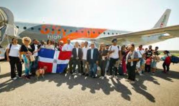teleSURtv's tweet photo. 🚨  República Dominicana: 65 ciudadanos regresan de Venezuela en vuelo solidario tras terremotos

🔴 Un vuelo solidario, coordinado entre ambos gobiernos, evacuó a dominicanos y otros ciudadanos tras los devastadores terremotos del 24 de junio.

#RepúblicaDominicana #Venezuela #Solidaridad #teleSUR