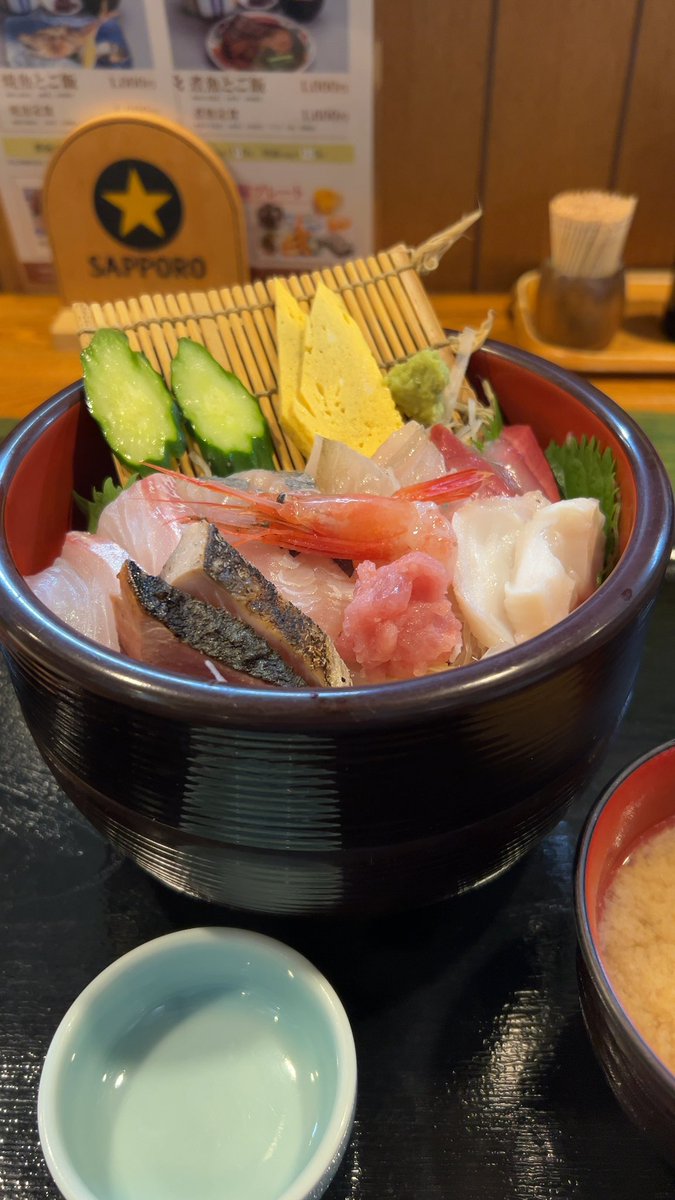 mitiran's tweet photo. ランチで食べたシリーズ
直江津で海鮮丼

これで1000円だなんて
ありがたや〜

#ランチ https://t.co/ST93UmcxN4