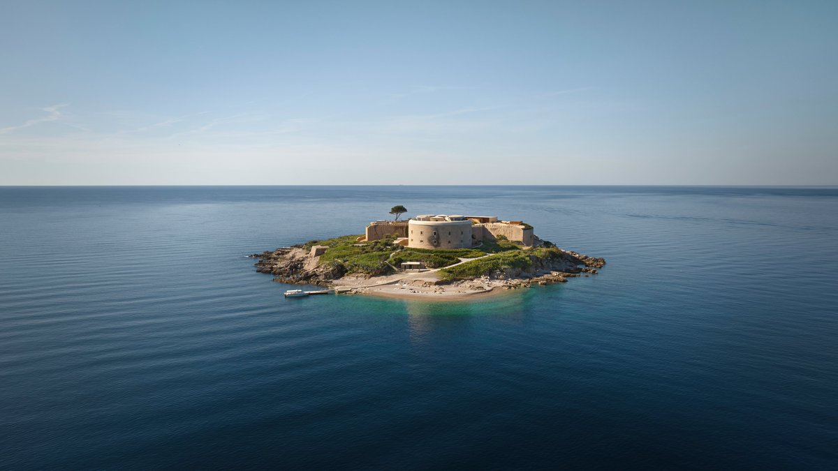 gayatravel's tweet photo. Banyan Tree opens its first European resort on Montenegro's historic Mamula Island in the Bay of Kotor.

Read more: https://t.co/GxNa7xfh1Y
---
#BanyanTree #MamulaIsland #GayaTravelNews https://t.co/DVm1dejB30