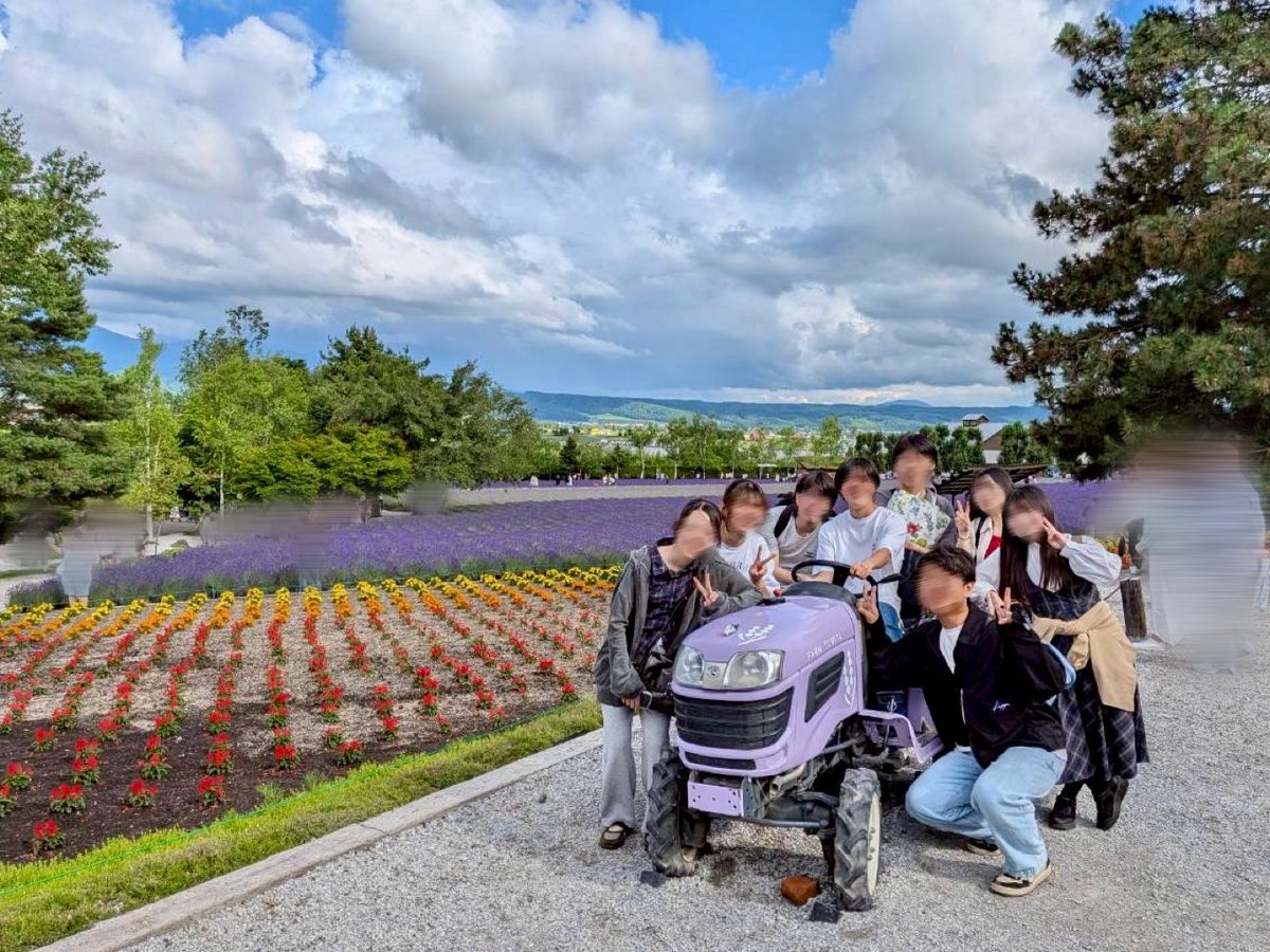 OMC_mandolin's tweet photo. 先日、新歓ドライブで富良野方面に行ってきました🚗💨
青い池を見たり、四季彩の丘やファーム富田に行ってお花を楽しんだり、おいしいジンギスカンを食べたりと、充実した1日を過ごしました🪻🎵
1年生ともたくさん交流でき、さらに仲を深めることができました🤝🏻✨

(1/3) https://t.co/1xAFzAdw7d