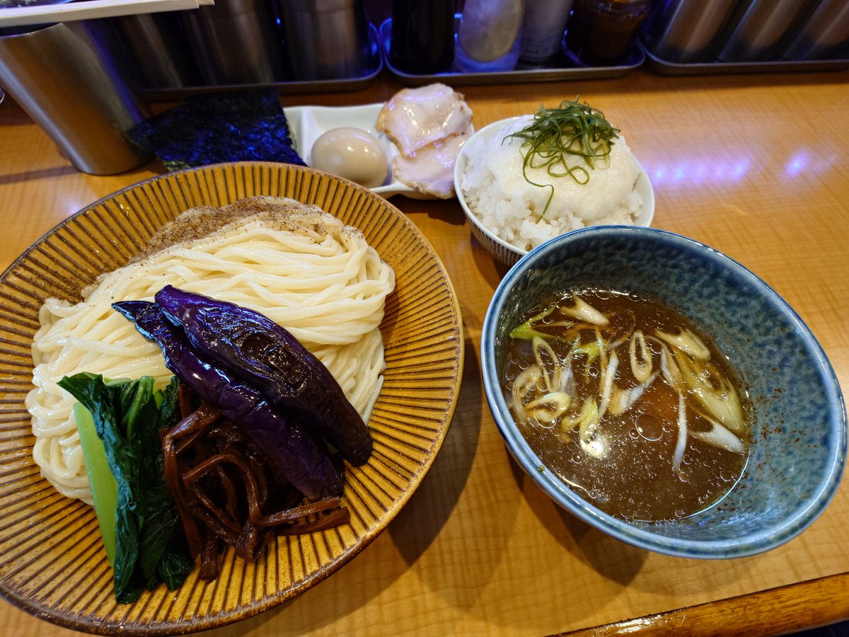 ama88101's tweet photo. 【九段 井さい】飯田橋２丁目
つけそば（大盛り）✨とろろご飯
ショップカード🈂️特製トッピング
仕事が暇な日は会社を抜け出し美味しいランチ🤤蒸し暑い日の冷やしつけそば👍🏻
冷たい五福星シルク麺最高🫰🏻
後半は花椒＆自家製ラー油で味変🫰🏻
腹パンＫＫフィニッシュ🫄
ご馳走様でした🙏🏻
@isaisapporo https://t.co/xOFw0C0igx
