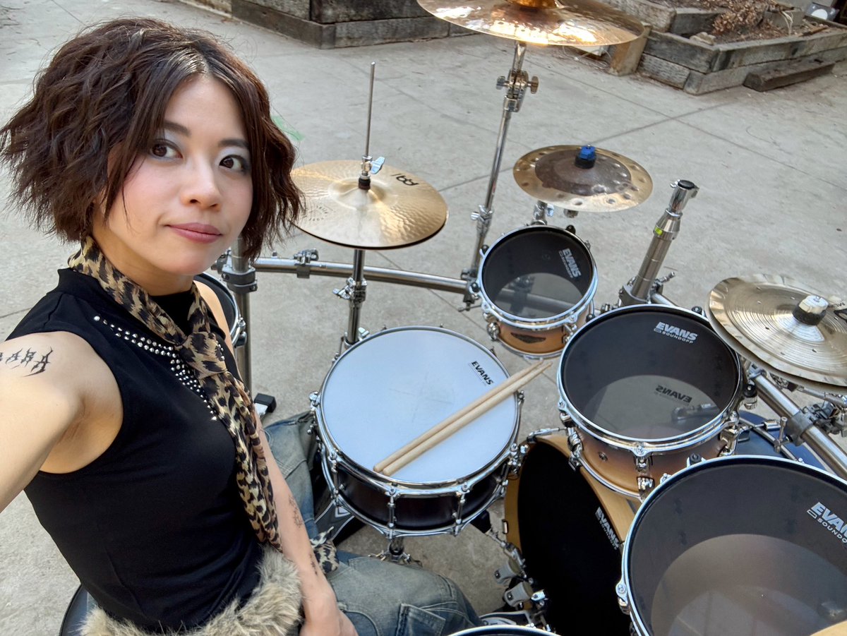 NEMOPHILA_band's tweet photo. どうも！たむです！
HINOE無事に終わりました😸本当にありがとうございました！
各アーティストのエナジーが合わさってとんでもない2日間になりましたね😆👐💦私も6㍑の汗をかきました💧

緊急リリースした-業-や、MV。いかちゃんが入って5人体制となったネモなどなど、盛りだくさんな6月だったと思います🫨
が、これからも盛りだくさんですよ🔥MCで言ったように、2026年下半期どこかで下限🌙西日本ツアー、そして10月12日には自主企画の天フェス🪽があります！よろしく！！

and..

Our US tour is about to start!!! 🤘🇺🇸
I’m super duper excited!! 😆
I really hope to see you all!
We’ve already arrived in Chicago! 😁
I saw a rainbow 🌈 from the airplane! 😆
So, I know this tour is going to be amazing!!!
Let’s make some unforgettable memories together with NEMOPHILA! 🌸🫶

By the way, I’ve been really into The Amazing Digital Circus lately.
Anyone else a fan too??? 👀

See you soon! 🐈‍⬛

photo by @hilf_ntlo  and セルフィー
