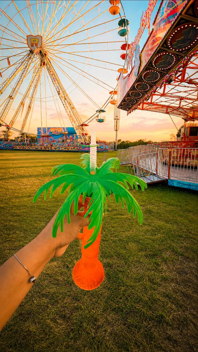 checchecjy's tweet photo. Having a great time🎡 https://t.co/LRHLzfNJRo