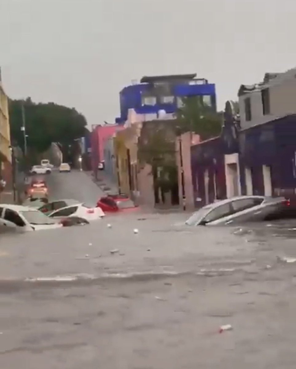 Lupitaarruba's tweet photo. Quiero expresar mi solidaridad a todas las  familias y comercios afectados por las recientes lluvias.

Ante esta contingencia vale la pena señalar: si se sabía que venían lluvias intensas, ¿por qué no se actuó a tiempo? ¿Por qué una dependencia del @PueblaAyto alertó sobre el riesgo y permanecieron inmóviles, sin coordinarse, sin informar oportunamente a la ciudadanía? 

A casi 2 años de iniciada la administración, se sigue evidenciando la falta de planeación, la ausencia de autoridad y la nula capacidad de reacción. Actuar y proteger a las familias es responsabilidad del gobierno actual. 

¿Y si dejan las excusas y asumen sus responsabilidades para no repetir las fallas? ¿Si informan cómo se va a apoyar a la población afectada? 

La improvisación no puede seguir sustituyendo a la planeación, mejor trabajemos todas y todos, desde nuestro ámbito de acción, la ciudad nos necesita.