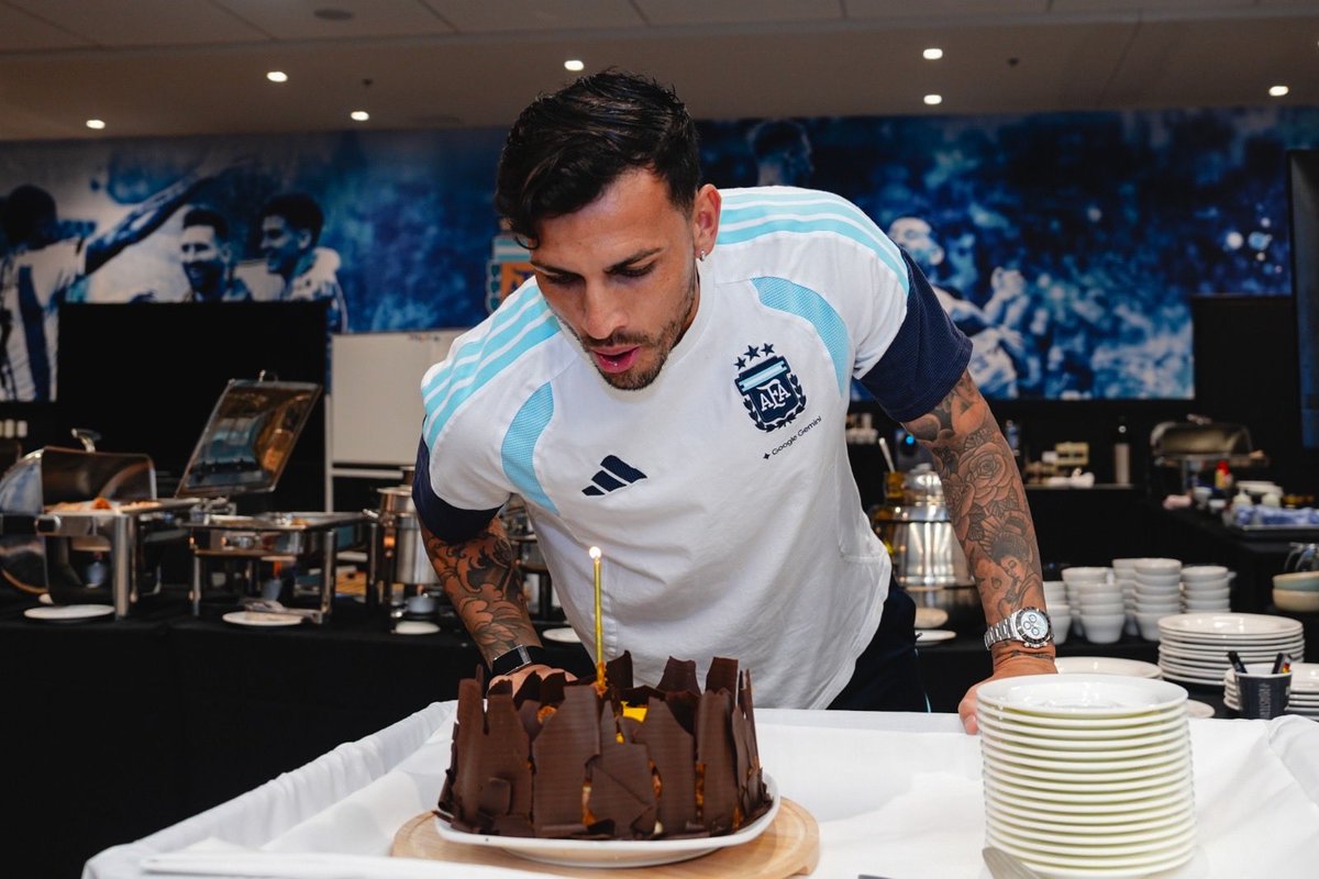Argentina's tweet photo. #SelecciónMayor ¡Muy feliz cumpleaños, @LParedss! 🩵🤍🩵

¡Qué se cumplan todos tus deseos! 😉😏 https://t.co/HCnIWEpsiQ